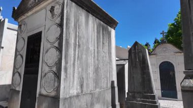 Eski heykeller ve sarmaşık duvarlarla mezarlık gezintisi