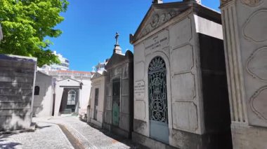 Eski mahzenler ve sessiz güzelliklerle unutulmuş mezarlık yolu