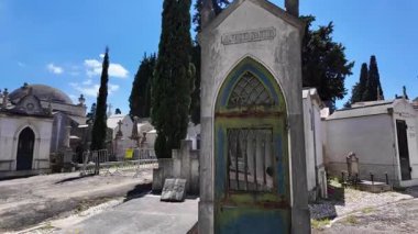 Tarihi mezarlıkta yürüyen bir adam var.