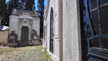 Huzur ve klasik cazibeyle eski mezarlıkları keşfediyor.