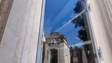 Sessiz mezarlık yolu boyunca yıpranmış mezar taşları