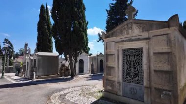 Kaliteli melek heykelleriyle huzurlu mezarlıkta yürüyorum.