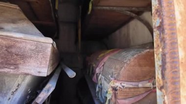 Antika mezarlıktaki yıpranmış mezarların arasında sakin ve sessiz bir yürüyüş.