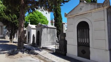 Bulutlu gökyüzünün altındaki güzel tarihi mezarlığı keşfetmek