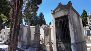 Sonbahar ışığı kadim mahzenler ve sessizlikle mezarlığa düşer.