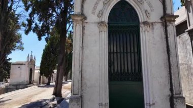 Eski mezar taşlarıyla tarihi mezarlıkta yankı uyandırıcı bir yürüyüş