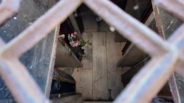 Mezarlık yolu boyunca klasik mezarlarla dolu huzurlu bir yürüyüş.