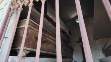 Tarih ve sükunetle dolu eski mezarlıkta çatlak taş yol