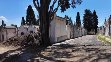 Eski mezarlarla dolu huzurlu mezarlıkta sonbahar yaprakları