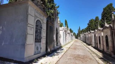 Huzurlu eski mezarlıkta sırayla antik mezarları gezen biri.