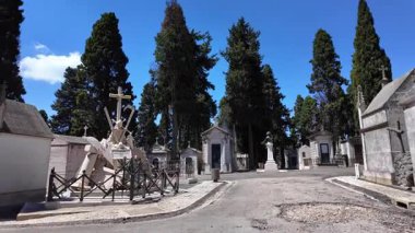 Mezarlıktaki gotik hava antika haçlar ve mahzenlerle dolu.