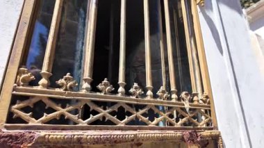 Zamansız mezarlık yürüyüşü eski mezar işaretlerinin ve sarmaşık yollarının yanından geçer.