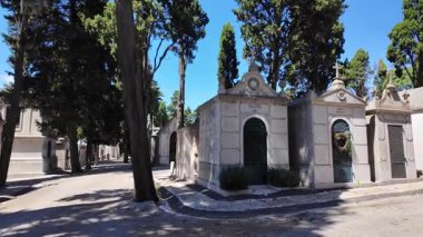 Eski haçları ve çürüyen mezar duvarları olan gizemli bir mezarlık.