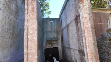 Kırık anıtlarla eski mezarlıklarda tek başına yürümek.