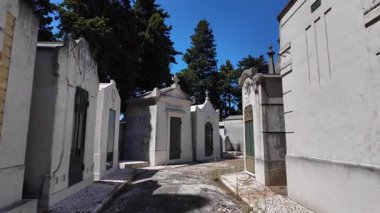 Kırık heykelleri ve eski taş mezarları olan sakin bir mezarlık.