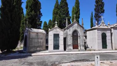 Huzurlu tarihi mezarlıktaki antik mezar taşlarının ve anıtların yanından geçen adam.