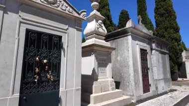 Huzurlu mezarlığı antik mezar taşlarıyla ve sessiz bir ortamda yaşlanmış anıtsallarla keşfetmek.