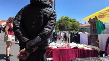 Avrupa 'da renkli bit pazarında eski dekoru değerli eşyalar ve antikalarla yürüyoruz.