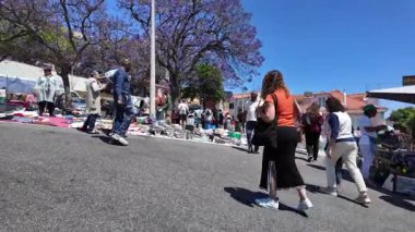 Yerel bit pazarı klasik dekor ve Avrupa sokak cazibesiyle vintage kabinlerde yürüyor