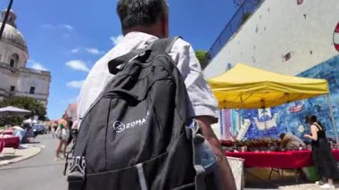 Eski Avrupa bit pazarı yürüyüşü. Antika dekorlu, kırsal kabinler ve klasik pazar atmosferi.