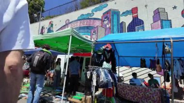 Avrupa 'daki eski moda antikalar ve renkli atmosferle eski sokak tezgahlarını keşfediyorlar.