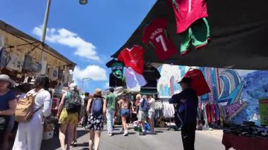 Canlı vintage tezgahları ve tarihi koleksiyonu olan klasik Avrupa bit pazarı