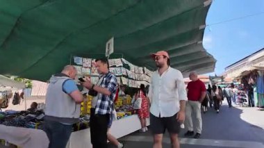 Avrupa 'daki eski kasaba bit pazarı. Canlı antika tezgahları ve el yapımı antika hazineleri var.