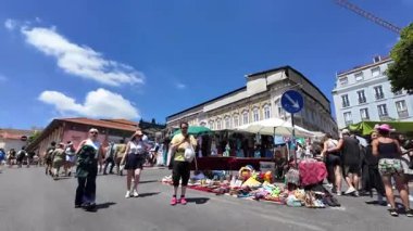 Avrupa bit pazarındaki POV, alışveriş yapanların antika sanat eserleri ve retro bulgularına göz atması