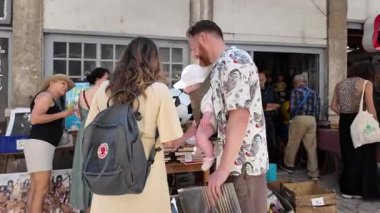 Avrupa 'da antika tabelaları ve kırsal bit pazarı atmosferiyle birlikte pazar yürüyüşü