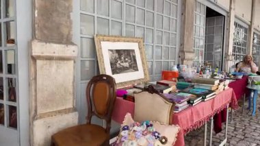 Avrupa 'da el yapımı antikalar, eski fotoğraflar ve klasik aksesuarlarla bit pazarı.