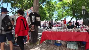 Kırsal cazibeli antikalar ve alışveriş meraklılarıyla dolu eski bit pazarını ilk gören kişi.