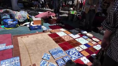 Avrupa bit pazarında yürüyen kişi antika ürünlerle dolu retro dekor ve kalabalık