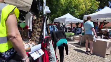 Klasik antika antika posterleri ve renkli sokak hayatı olan Avrupa sokak pazarı