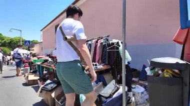 Avrupa 'nın kenar mahalle bit pazarı. Dükkanları antika hazinelerle dolu. Köhne eşyalar ve ikinci el eşyalar.