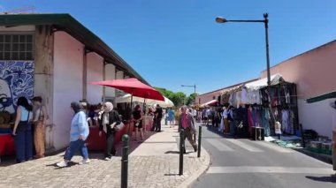 Avrupa 'da antika antikalarla ve antikalarla antika pazarında dolaşmak