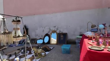 Antika koleksiyonları, antika sanat eserleri ve canlı insanların alışveriş yaptığı Avrupa bit pazarı.