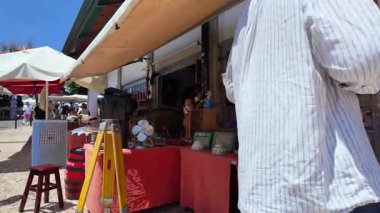 Açık hava Avrupa bit pazarına el yapımı vintage ürünler renkli kabinler ve eski mobilyalarla göz atmak