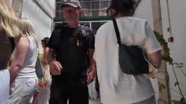 Antika ve yerel levhalarla dolu kalabalık Avrupa sokak pazarında yürürken vurulan ilk kişi.