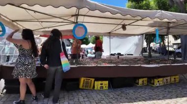 Bakış açısı Avrupa bit pazarında eski moda mobilyalar ve kültür piyasası sahneleriyle dolu.