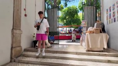 Avrupa 'da canlı tezgahları olan bit pazarı eski antika sanat eserleri ve ikinci el hazineler satıyor.