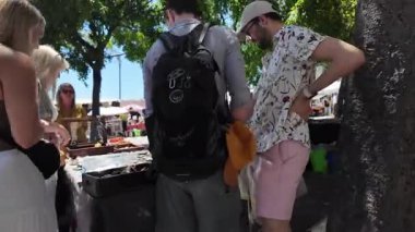 Avrupa 'da açık hava bit pazarında antika ve kültürel cazibe ile dolaşırken