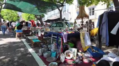 Avrupa bit pazarı yürüyüşü. Antika, antika mobilya ve el yapımı vintage el sanatları alışverişi yapan insanlar.