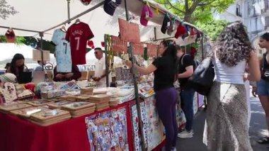 Eski Avrupa pazarında antika ürünler, retro eserler ve klasik dekorlarla dolu bir insan POV 'u