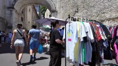 Avrupa bit pazarında gezintiye çıkmak antika eşyalar, kırsal eşyalar ve antika hazinelerle dolu.