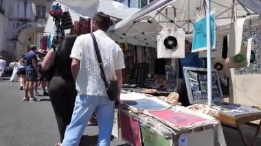 Avrupa 'da eski mobilyalar, antika tabelalar ve kırsal koleksiyonlarla dolu bir bit pazarı keşfetmek.