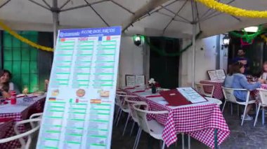 Portekiz sokaklarında Aziz Anthony neşesi için geçit töreni ve yemek