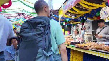 Lizbon Saint Anthony etkinliğinde parlak flamalar ve sardalyalar