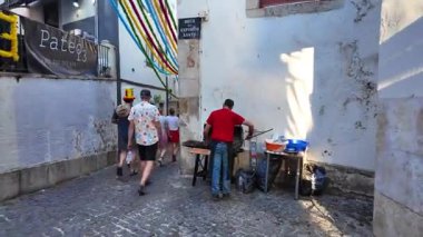 Aziz Anthony Lizbon 'da insanlar dans edip ziyafet çekiyor.