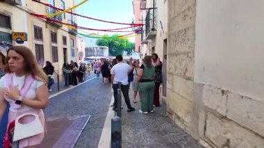 Renkli Lizbon sokakları Aziz Anthony neşe dolu