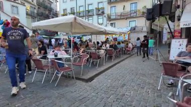 Portekiz 'deki kalabalık Saint Anthony geçit töreninde dans ediyor.